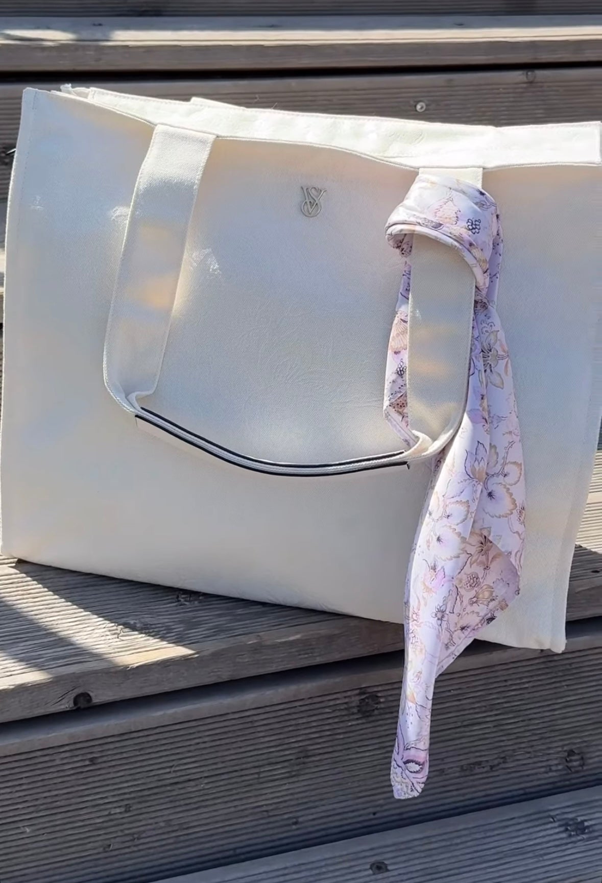 Grand sac à motif floral en relief avec écharpe de Victoria's Secret🤍