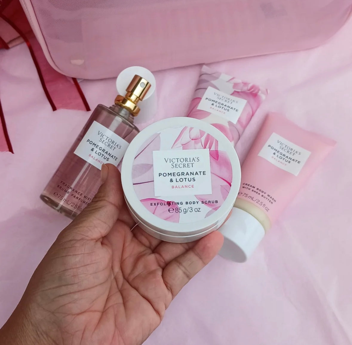 Set de 4 produits Pomegranate & Lotus avec trousse de Victoria's Secret🎁