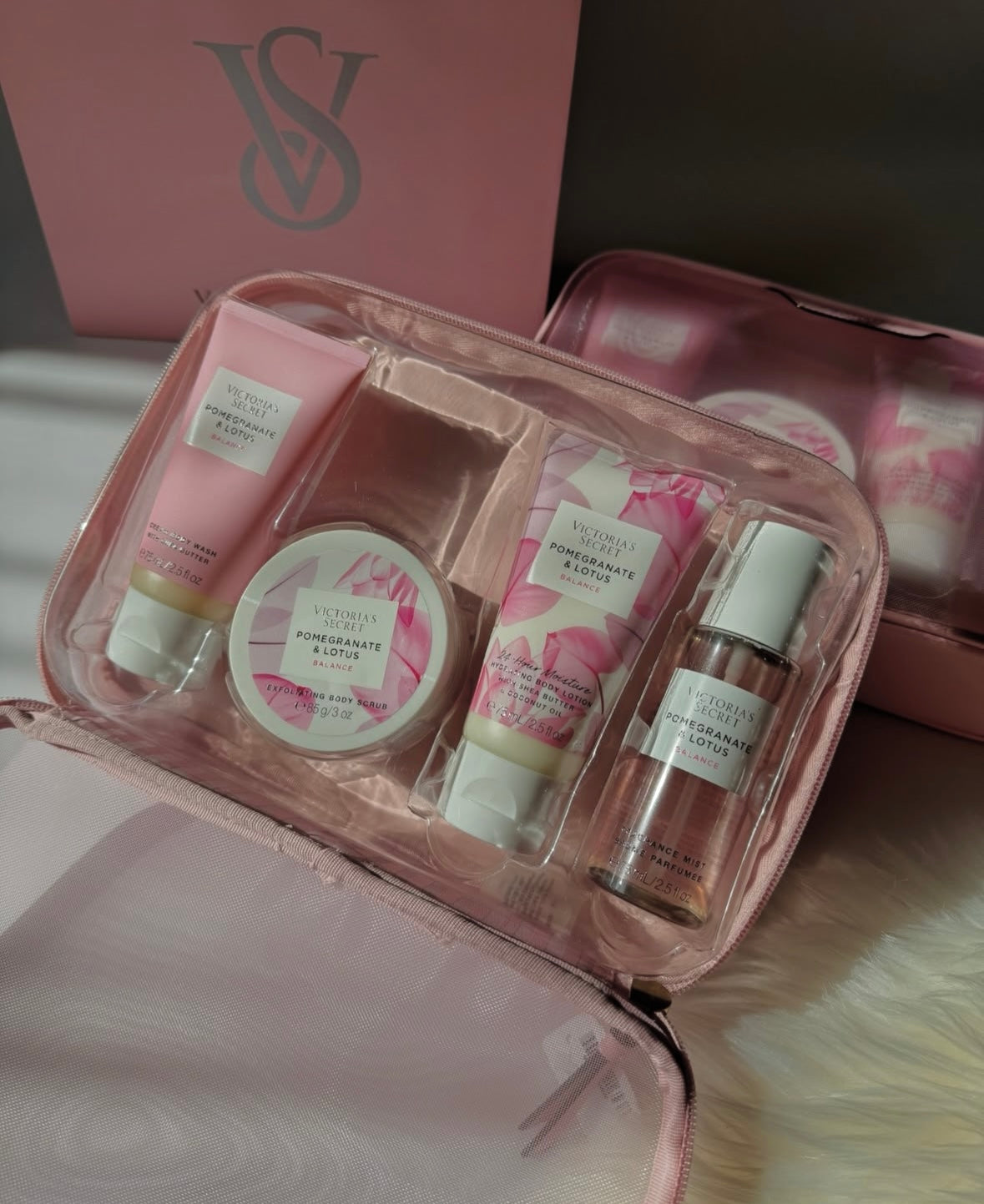 Set de 4 produits Pomegranate & Lotus avec trousse de Victoria's Secret🎁
