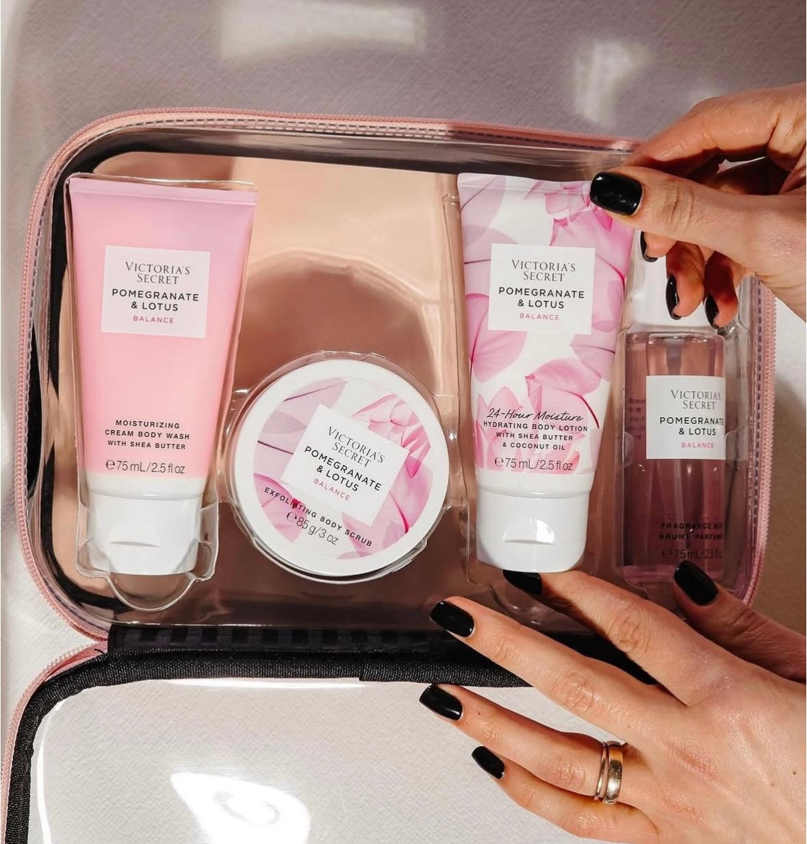 Set de 4 produits Pomegranate & Lotus avec trousse de Victoria's Secret🎁