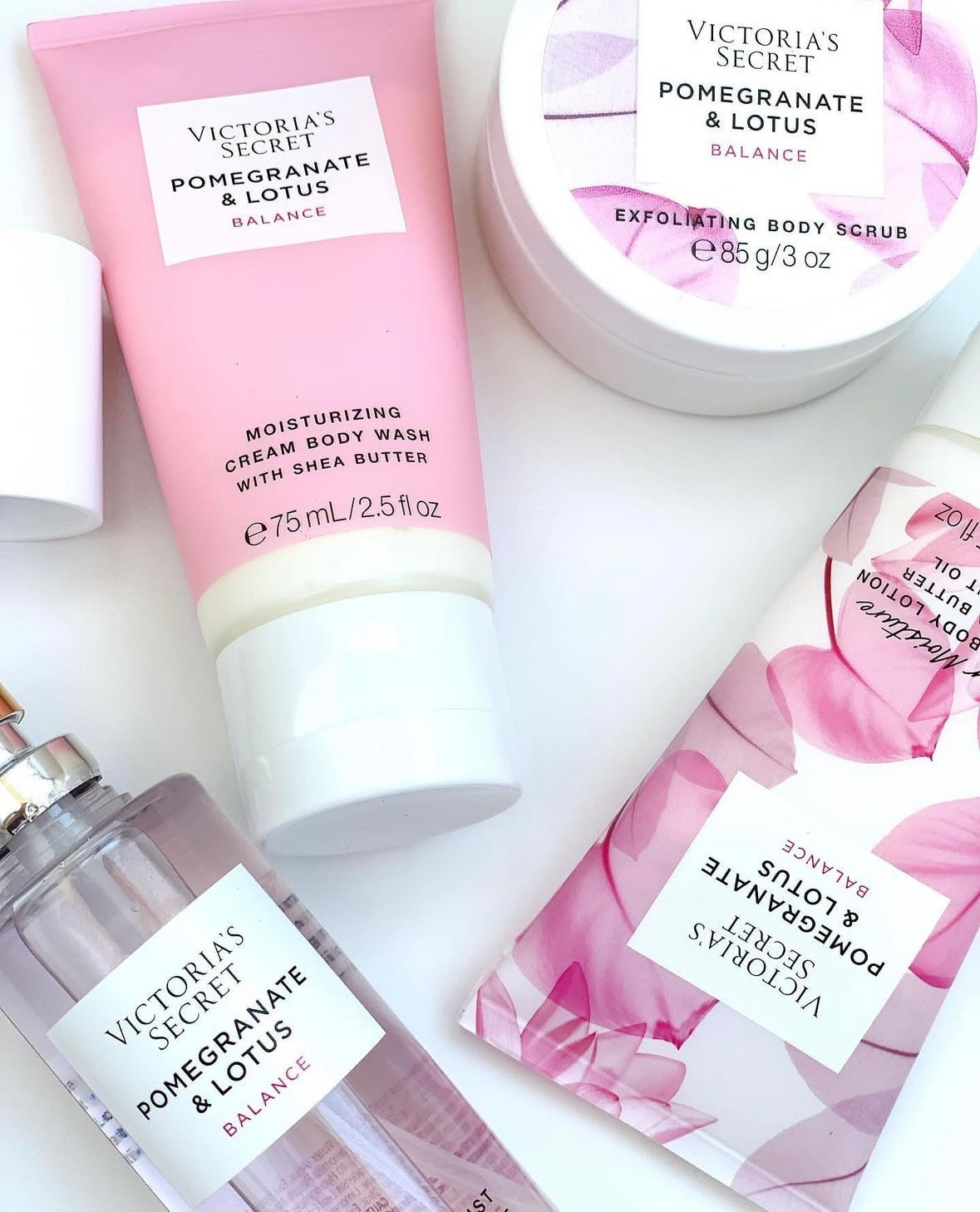 Set de 4 produits Pomegranate & Lotus avec trousse de Victoria's Secret🎁