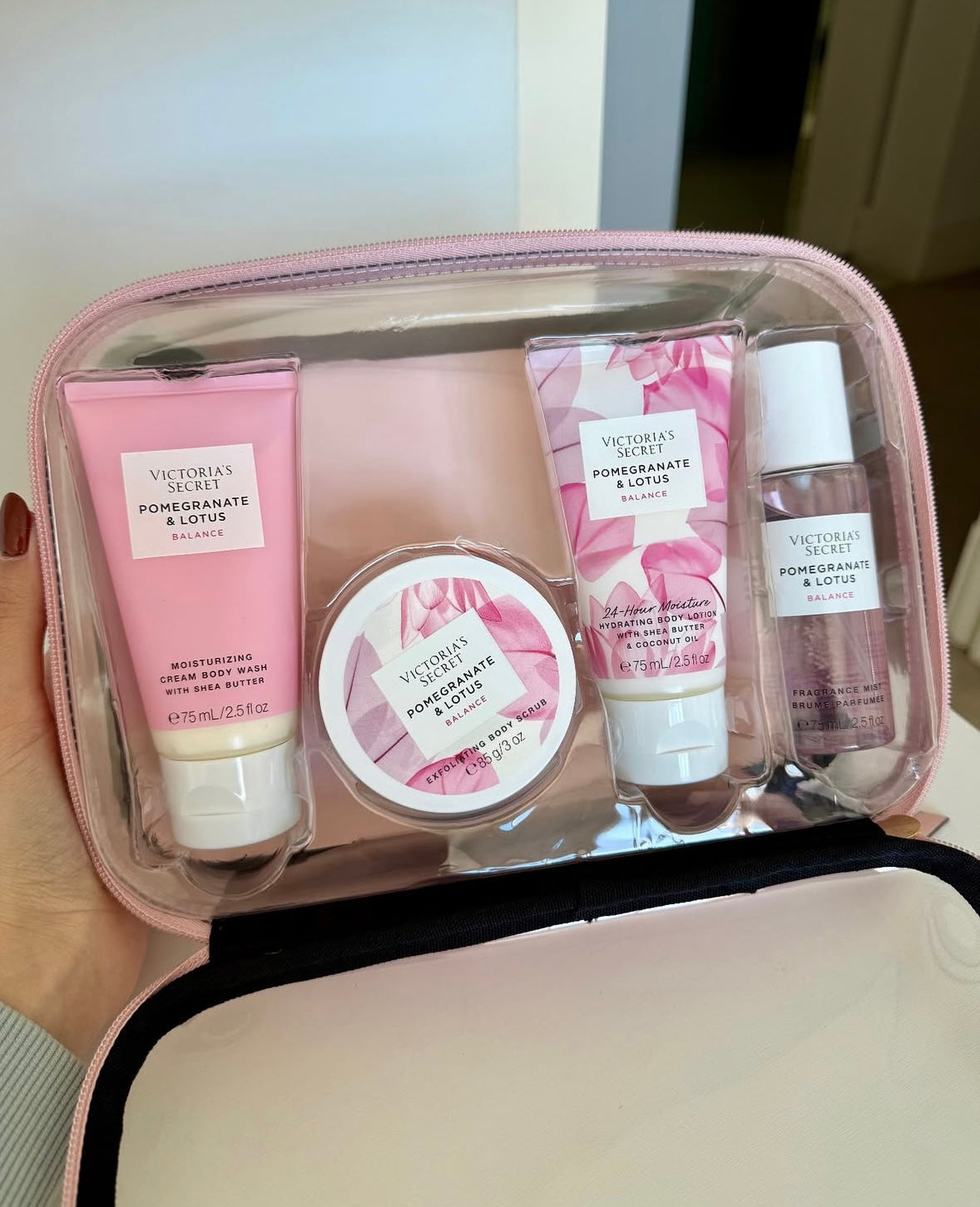 Set de 4 produits Pomegranate & Lotus avec trousse de Victoria's Secret🎁